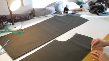 Tailor.Hands çentik terzi makas bez yapılandırılabilir. Kadın terzi malzemesi işyerinde dikiş. Kumaş yapım giysiler için hazırlanıyor. Terzilik, hazır giyim endüstrisi, tasarımcı atölye kavramı.