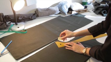 Tailor.Hands çentik terzi makas bez yapılandırılabilir. Kadın terzi malzemesi işyerinde dikiş. Kumaş yapım giysiler için hazırlanıyor. Terzilik, hazır giyim endüstrisi, tasarımcı atölye kavramı.