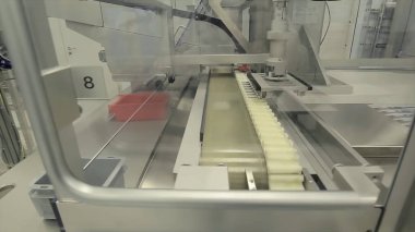 İlaç sanayii. İlaç işçi tablet blister ambalaj makinesi çalışır. şırınga imalatı. şırınga. ilaç endüstrisi. Ampul içinde satır makine konveyör için ambalaj cam şişe