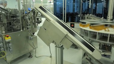 İlaç sanayii. İlaç işçi tablet blister ambalaj makinesi çalışır. şırınga imalatı. şırınga. ilaç endüstrisi. Ampul içinde satır makine konveyör için ambalaj cam şişe
