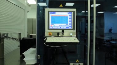 Bilgisayar laboratuvarı veya fabrikada. Biyokimyasal analiz ve laboratuar şarap sektörünün içinde bilgisayar. Bir ekran proje geliştirme araştırmacı ile veri bilim adamı laboratuvarda analiz