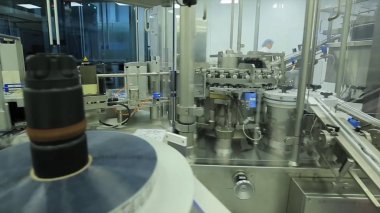 İlaç sanayii. İlaç işçi tablet blister ambalaj makinesi çalışır. şırınga imalatı. şırınga. ilaç endüstrisi. Ampul içinde satır makine konveyör için ambalaj cam şişe