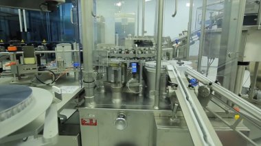 İlaç sanayii. İlaç işçi tablet blister ambalaj makinesi çalışır. şırınga imalatı. şırınga. ilaç endüstrisi. Ampul içinde satır makine konveyör için ambalaj cam şişe