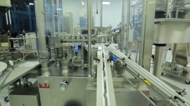 İlaç sanayii. İlaç işçi tablet blister ambalaj makinesi çalışır. şırınga imalatı. şırınga. ilaç endüstrisi. Ampul içinde satır makine konveyör için ambalaj cam şişe
