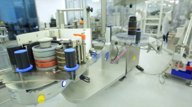 İlaç sanayii. İlaç işçi tablet blister ambalaj makinesi çalışır. şırınga imalatı. şırınga. ilaç endüstrisi. Ampul içinde satır makine konveyör için ambalaj cam şişe