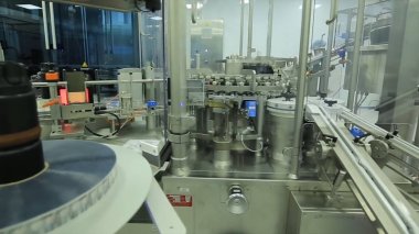 İlaç sanayii. İlaç işçi tablet blister ambalaj makinesi çalışır. şırınga imalatı. şırınga. ilaç endüstrisi. Ampul içinde satır makine konveyör için ambalaj cam şişe