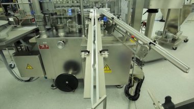 İlaç sanayii. İlaç işçi tablet blister ambalaj makinesi çalışır. şırınga imalatı. şırınga. ilaç endüstrisi. Ampul içinde satır makine konveyör için ambalaj cam şişe