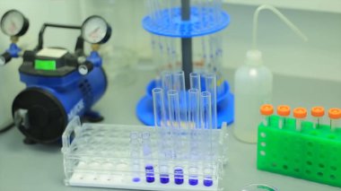 Bir üniversitenin araştırma laboratuvarında bir testinde birçok test tüpleri. öğrenme ve araştırma için sembolik bir fotoğraf. Reaksiyon sırasında renkli sıvı ile dolu bir kimyasal laboratuvar cam.