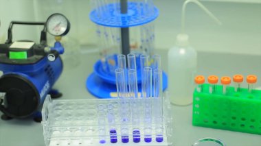 Bir üniversitenin araştırma laboratuvarında bir testinde birçok test tüpleri. öğrenme ve araştırma için sembolik bir fotoğraf. Reaksiyon sırasında renkli sıvı ile dolu bir kimyasal laboratuvar cam.