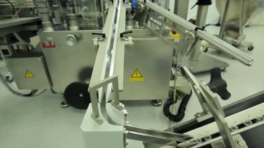 İlaç sanayii. İlaç işçi tablet blister ambalaj makinesi çalışır. şırınga imalatı. şırınga. ilaç endüstrisi. Ampul içinde satır makine konveyör için ambalaj cam şişe