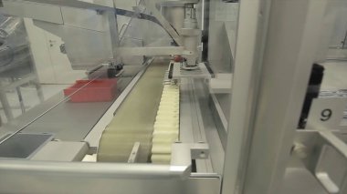 İlaç sanayii. İlaç işçi tablet blister ambalaj makinesi çalışır. şırınga imalatı. şırınga. ilaç endüstrisi. Ampul içinde satır makine konveyör için ambalaj cam şişe