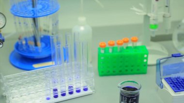 Bir üniversitenin araştırma laboratuvarında bir testinde birçok test tüpleri. öğrenme ve araştırma için sembolik bir fotoğraf. Reaksiyon sırasında renkli sıvı ile dolu bir kimyasal laboratuvar cam.