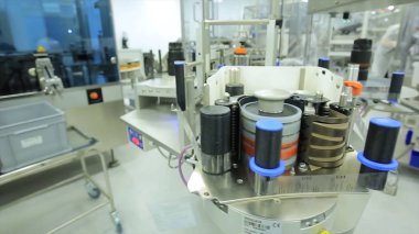 İlaç sanayii. İlaç işçi tablet blister ambalaj makinesi çalışır. şırınga imalatı. şırınga. ilaç endüstrisi. Ampul içinde satır makine konveyör için ambalaj cam şişe