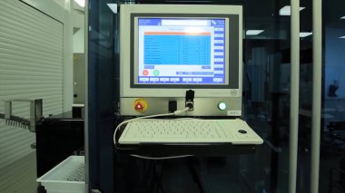 Bilgisayar laboratuvarı veya fabrikada. Biyokimyasal analiz ve laboratuar şarap sektörünün içinde bilgisayar. Bir ekran proje geliştirme araştırmacı ile veri bilim adamı laboratuvarda analiz