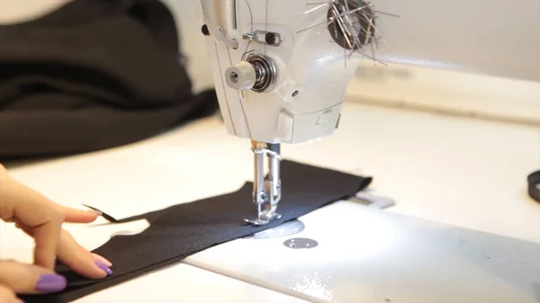 La máquina de coser, la costurera a la máquina y las manos femeninas. Máquina de coser antigua Franklin. Mujer joven lleva máscara facial protectora trabajando en la máquina de coser. Moda — Foto de Stock