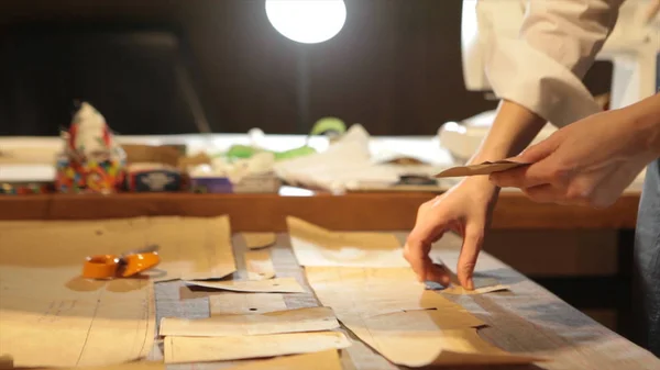 Sartore.Mani intaglio sarto sarti sarti forbici panno. Materiale da cucitura sartoriale femminile sul posto di lavoro. Preparazione tessuto per la fabbricazione di vestiti. Sartoria, industria dell'abbigliamento, concetto di laboratorio di design . — Foto Stock