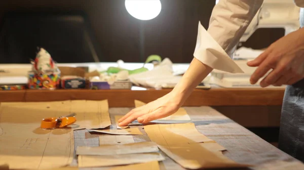 Sartore.Mani intaglio sarto sarti sarti forbici panno. Materiale da cucitura sartoriale femminile sul posto di lavoro. Preparazione tessuto per la fabbricazione di vestiti. Sartoria, industria dell'abbigliamento, concetto di laboratorio di design . — Foto Stock