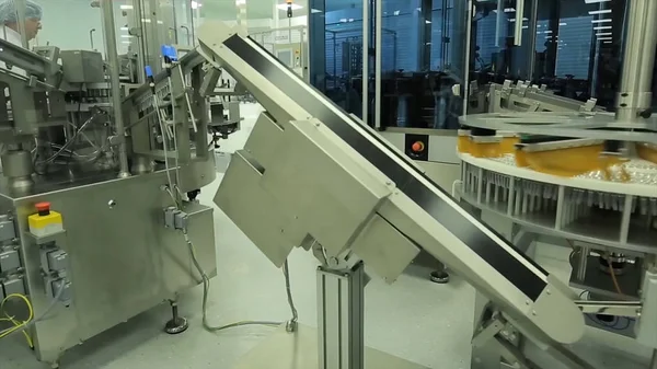 İlaç sanayii. İlaç işçi tablet blister ambalaj makinesi çalışır. şırınga imalatı. şırınga. ilaç endüstrisi. Ampul içinde satır makine konveyör için ambalaj cam şişe