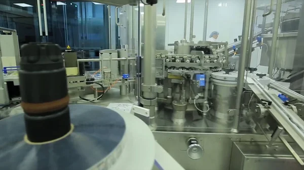 İlaç sanayii. İlaç işçi tablet blister ambalaj makinesi çalışır. şırınga imalatı. şırınga. ilaç endüstrisi. Ampul içinde satır makine konveyör için ambalaj cam şişe