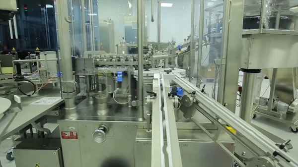 İlaç sanayii. İlaç işçi tablet blister ambalaj makinesi çalışır. şırınga imalatı. şırınga. ilaç endüstrisi. Ampul içinde satır makine konveyör için ambalaj cam şişe
