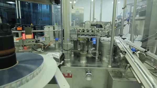 İlaç sanayii. İlaç işçi tablet blister ambalaj makinesi çalışır. şırınga imalatı. şırınga. ilaç endüstrisi. Ampul içinde satır makine konveyör için ambalaj cam şişe