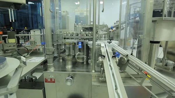 İlaç sanayii. İlaç işçi tablet blister ambalaj makinesi çalışır. şırınga imalatı. şırınga. ilaç endüstrisi. Ampul içinde satır makine konveyör için ambalaj cam şişe