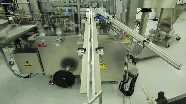 İlaç sanayii. İlaç işçi tablet blister ambalaj makinesi çalışır. şırınga imalatı. şırınga. ilaç endüstrisi. Ampul içinde satır makine konveyör için ambalaj cam şişe