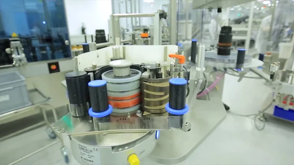 İlaç sanayii. İlaç işçi tablet blister ambalaj makinesi çalışır. şırınga imalatı. şırınga. ilaç endüstrisi. Ampul içinde satır makine konveyör için ambalaj cam şişe