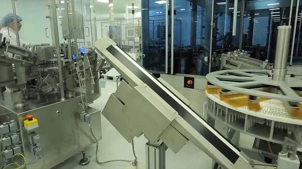 İlaç sanayii. İlaç işçi tablet blister ambalaj makinesi çalışır. şırınga imalatı. şırınga. ilaç endüstrisi. Ampul içinde satır makine konveyör için ambalaj cam şişe