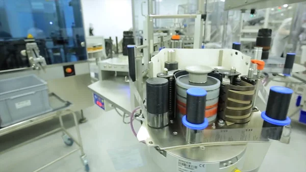 İlaç sanayii. İlaç işçi tablet blister ambalaj makinesi çalışır. şırınga imalatı. şırınga. ilaç endüstrisi. Ampul içinde satır makine konveyör için ambalaj cam şişe