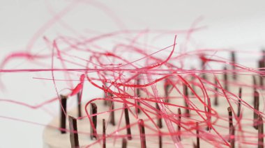 Bir plaka üzerinde üç kat kremalı pasta. Kremalı pasta çikolata kırıntıları ve çikolata saman ile dekore edilmiş üç kat ile