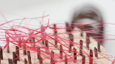 Bir plaka üzerinde üç kat kremalı pasta. Kremalı pasta çikolata kırıntıları ve çikolata saman ile dekore edilmiş üç kat ile