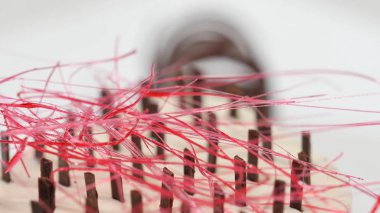 Bir plaka üzerinde üç kat kremalı pasta. Kremalı pasta çikolata kırıntıları ve çikolata saman ile dekore edilmiş üç kat ile