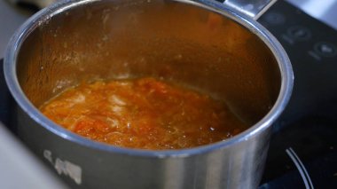 Tpumpkin soba üzerinde bir tencerede kaynar. Kabak şurubu bir tencerede kaynar. Tay lezzetli tatlı