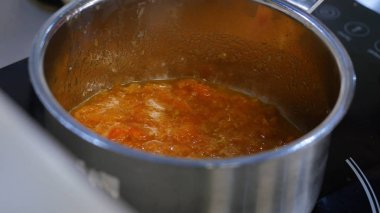 Tpumpkin soba üzerinde bir tencerede kaynar. Kabak şurubu bir tencerede kaynar. Tay lezzetli tatlı