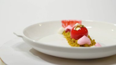 Tatlı beyaz arka plan üzerinde plaka üzerinde. Plaka üzerinde güzel lezzetli tatlı. Birlesik Arab Emirligi ülkesindeki tatlılar tanıtımı