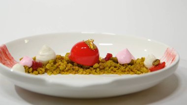 Tatlı beyaz arka plan üzerinde plaka üzerinde. Plaka üzerinde güzel lezzetli tatlı. Birlesik Arab Emirligi ülkesindeki tatlılar tanıtımı