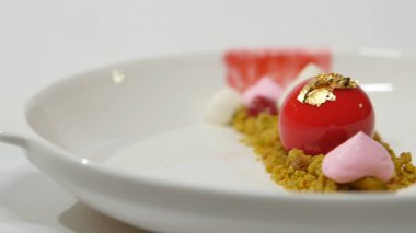 Tatlı beyaz arka plan üzerinde plaka üzerinde. Plaka üzerinde güzel lezzetli tatlı. Birlesik Arab Emirligi ülkesindeki tatlılar tanıtımı