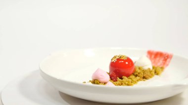 Tatlı beyaz arka plan üzerinde plaka üzerinde. Plaka üzerinde güzel lezzetli tatlı. Birlesik Arab Emirligi ülkesindeki tatlılar tanıtımı