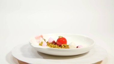 Tatlı beyaz arka plan üzerinde plaka üzerinde. Plaka üzerinde güzel lezzetli tatlı. Birlesik Arab Emirligi ülkesindeki tatlılar tanıtımı