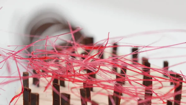 Bir plaka üzerinde üç kat kremalı pasta. Kremalı pasta çikolata kırıntıları ve çikolata saman ile dekore edilmiş üç kat ile