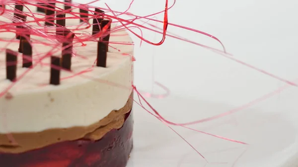 Smetanový dort s třemi vrstvami na talíři. Smetanový dort s třemi vrstvami, zdobené čokoládové drobky a čokoládové sláma — Stock fotografie