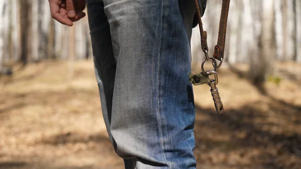 Adam bir tasma ile duruyor. İle belgili tanımlık kira kontratı köpek için bekleyen adam