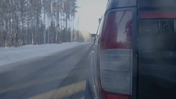 Phare à proximité sur les routes enneigées. La voiture roule sur une route enneigée — Photo