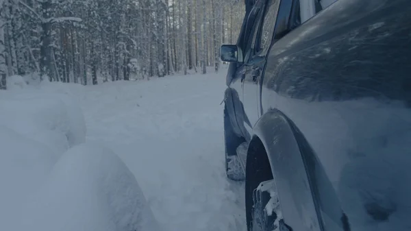 Paseos en jeep en la nieve en el primer plano del bosque . —  Fotos de Stock