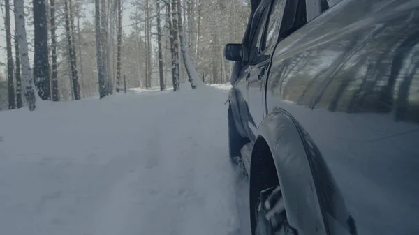 Paseos en jeep en la nieve en el primer plano del bosque . —  Fotos de Stock