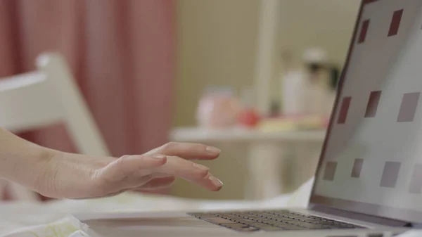 Женские руки, печатающие на ноутбуке дома — стоковое фото