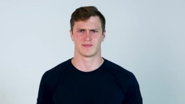 Sinir krizi beyaz arka plan üzerinde izole olan adam. Kızgın adam beyaz bir arka plan üzerinde