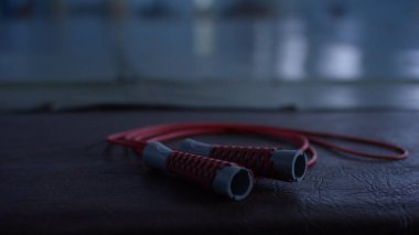 Kırmızı bir siyah spor salonu zemin, closeup üzerindeki siyah tanıtıcıları ile ip atlama