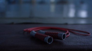 Kırmızı bir siyah spor salonu zemin, closeup üzerindeki siyah tanıtıcıları ile ip atlama